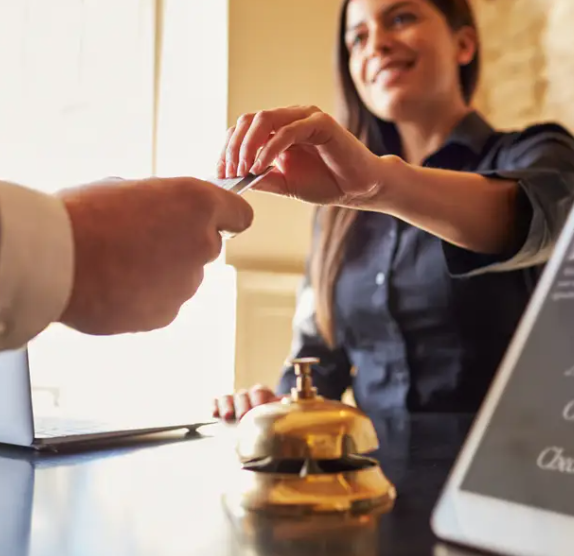 8 Expert Strategies for Scoring Last-Minute Lodging Deals